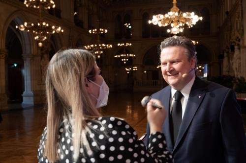 Auch Bürgermeister Michael Ludwig wird für den TV Auftritt vorbereitet 