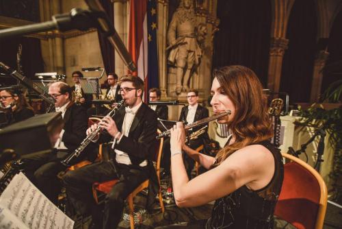 Ballorchester Divertimento Viennese im Festsaal / R. Ferrigato